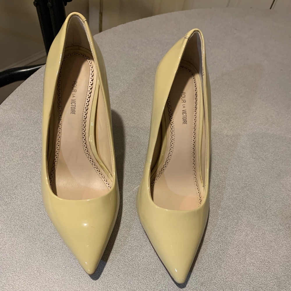 NWOB Pour la Victoire Tan Patent Leather Pumps sz 8.5